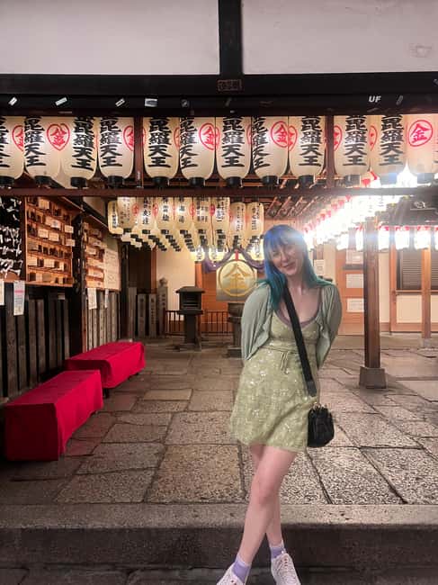 3.5h Osaka Night guided Local Bar Hopping, Sake & Karaoke - A short walk to Hozenji Temple