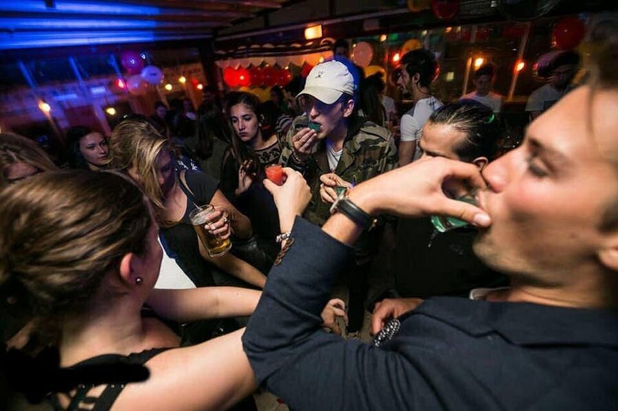 4-Hour Shanghai Pub Crawl (bars & nightclub hopping) - The final two hours at a Shanghai club