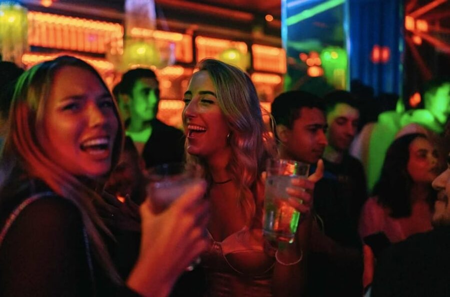 Amsterdam: King’s Day Pub Crawl with VIP Club Entry - Why King’s Day changes the usual Amsterdam night out