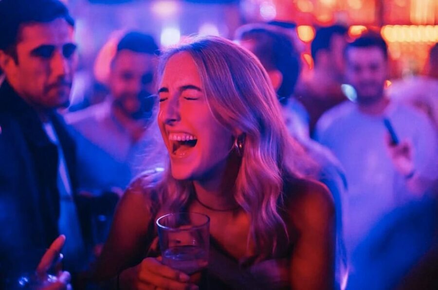 Amsterdam: King’s Day Pub Crawl with VIP Club Entry - Moving from daytime street party to nightlife