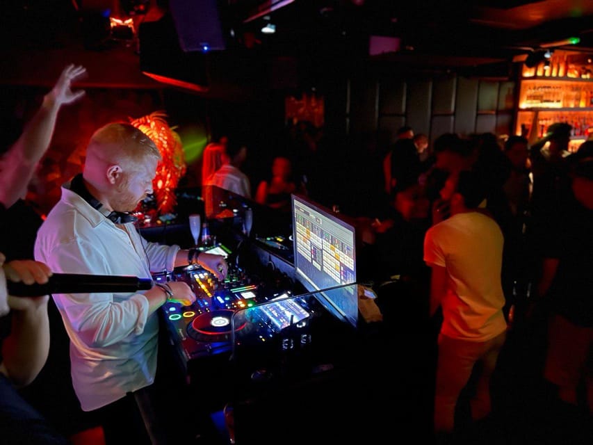 Amsterdam: Ludwig's Original Pub Crawl with VIP Club Entry - Karaoke, pool, snacks, and dancing