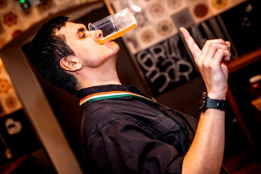 Amsterdam: Original Pub Crawl Party with VIP Entrance - Walking from the Red Light District toward Leidseplein