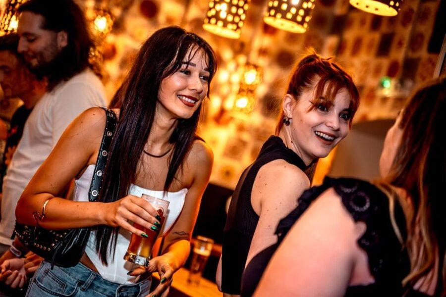 Amsterdam: Original Pub Crawl Party with VIP Entrance - Why the guide can make or break the experience