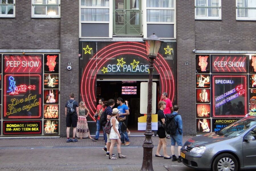 Amsterdam: Red Light District and Local Pub Tour - What the two-hour format gives you for $43