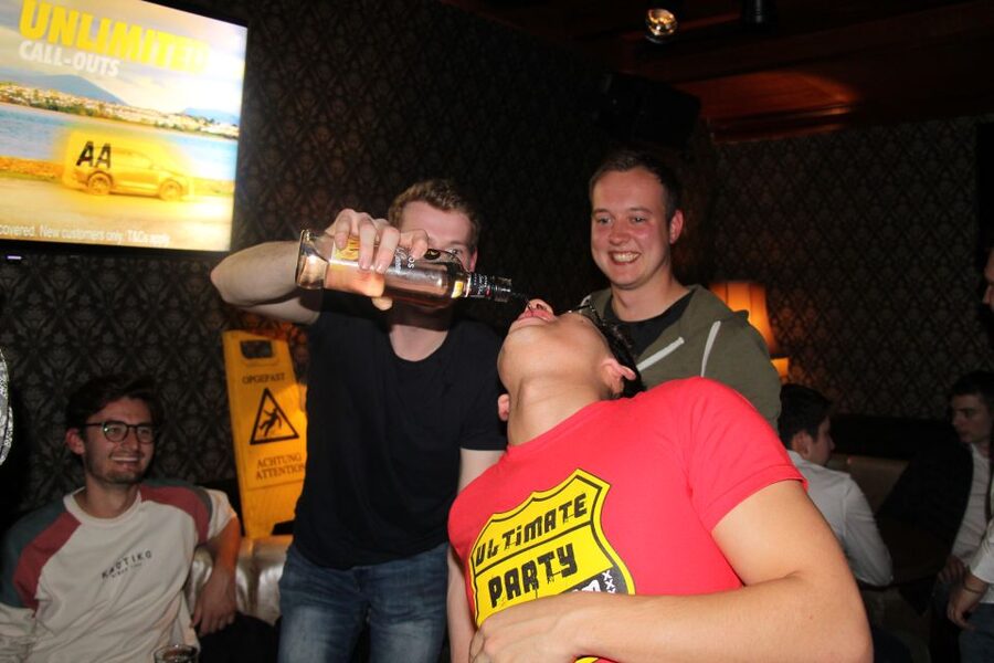 Amsterdam: Red-Light District Pub Crawl and Booze Boat Tour - Timing, clothing, and practical details
