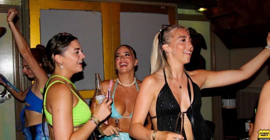 Amsterdam: Red Light District Pub Crawl with Unlimited Shots - Four pubs, four chances to find your crowd