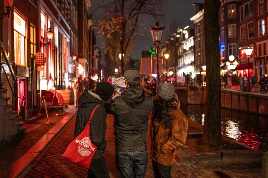 Amsterdam: Self-guided Red Light District Pub Crawl Mystery - The second Red Light District section and route pacing