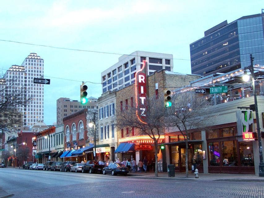 Austin: Downtown Live Music Pub Crawl - Friends Bar: the first taste of live music