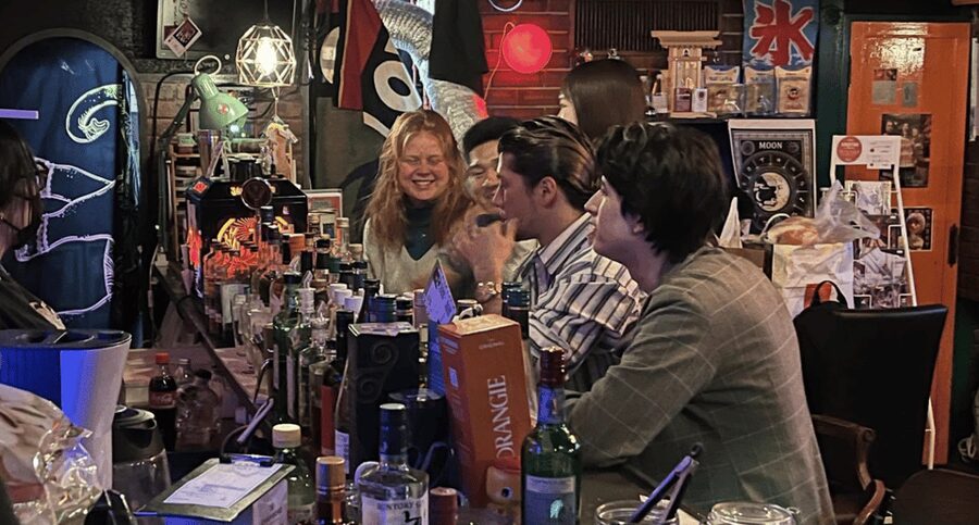 Bar hopping: Create lasting memories with TOMODACHI guides! - Who will get the most from this Osaka night