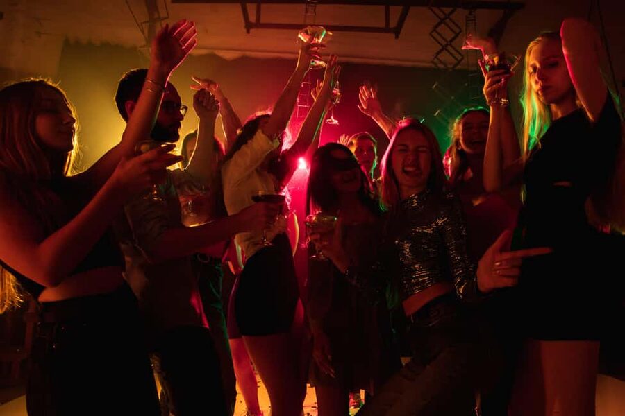 Berlin: Pub Crawl & Party with Free Shots & VIP Club Access - Music changes with every room