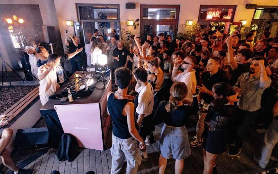 Berlin: Pub Crawl with Shots and VIP Club Entry - A six-hour introduction to Berlin after dark