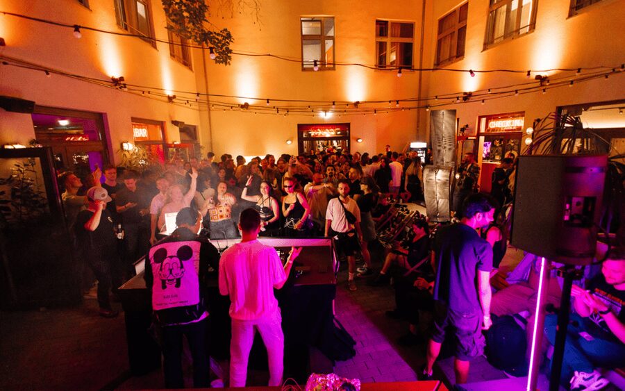 Berlin: Pub Crawl with Shots and VIP Club Entry - The final club and the skip-the-line advantage