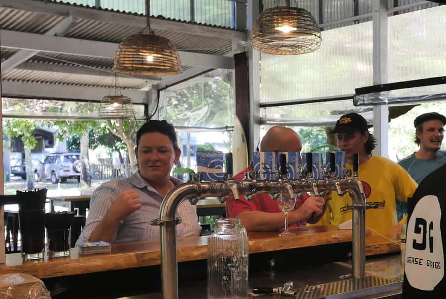 Brisbane: Island Pub Crawl with Lunch and High-Speed Boat - Lunch at Amity Tavern, and why timing matters