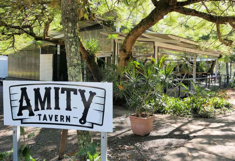 Brisbane: Island Pub Crawl with Lunch and High-Speed Boat - North Stradbroke Island and Amity Tavern