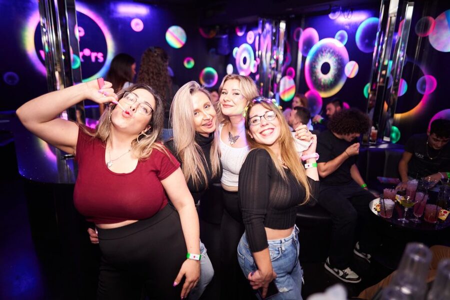 Camden Pub Crawl & Bar Tour London - Practical clothing and ID rules