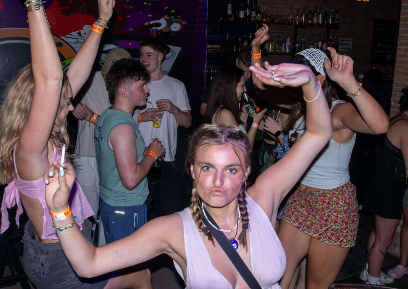 Chiang Mai Pub Crawl: The Best Nightlife in Town! - Moving through Chiang Mai by red truck taxi