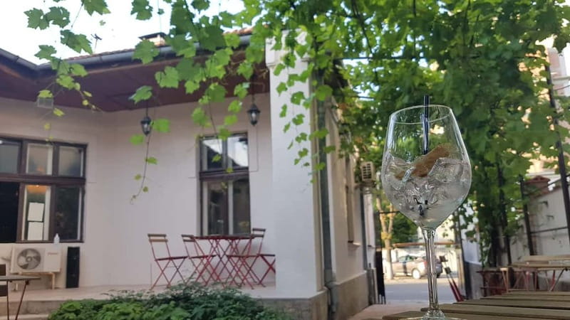 Chisinau: Cocktail Bar & Pub Crawl and Wine Bars - What the guide adds to the evening