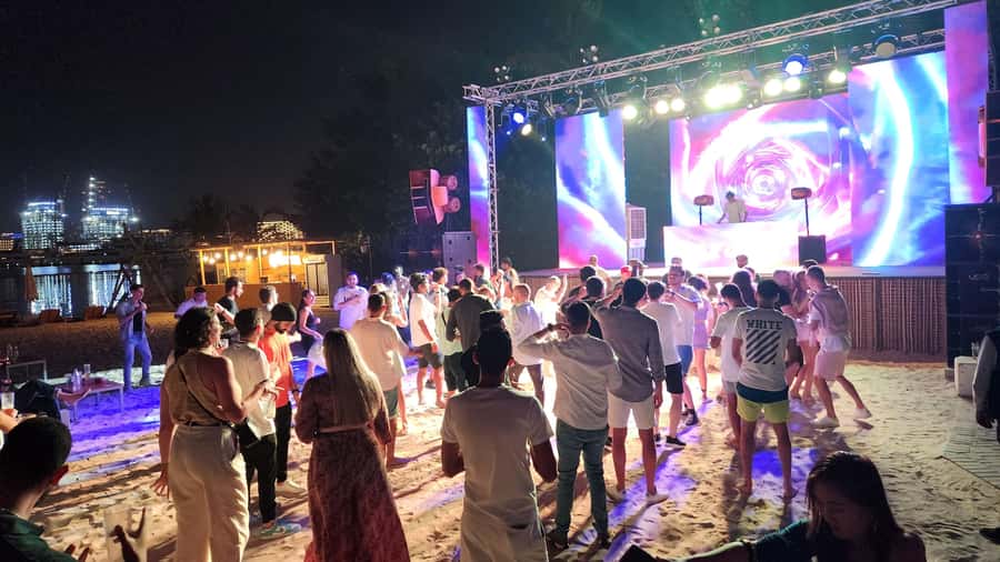 Dubai: Pub Crawl Nightlife Tour - What the guides add to the night