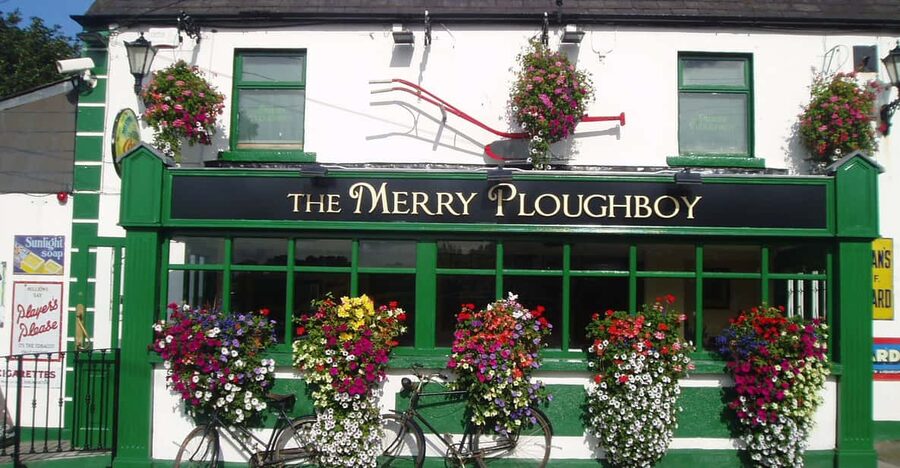 Dublin: Irish Night Show at the Merry Ploughboy Pub - Irish dancing on a compact stage
