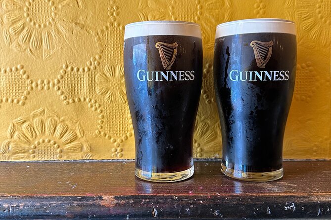 Dublin Pub Tour: Guinness Perfect Pour, Whiskey, Music and More - Starting in Temple Bar with Guinness