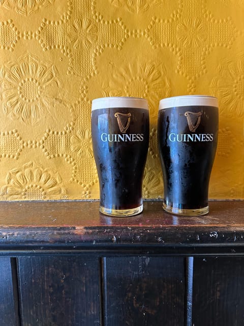 Dublin: Pub Tour. Pour The Perfect Guinness, Whiskey & Music - Tasting three Irish whiskeys