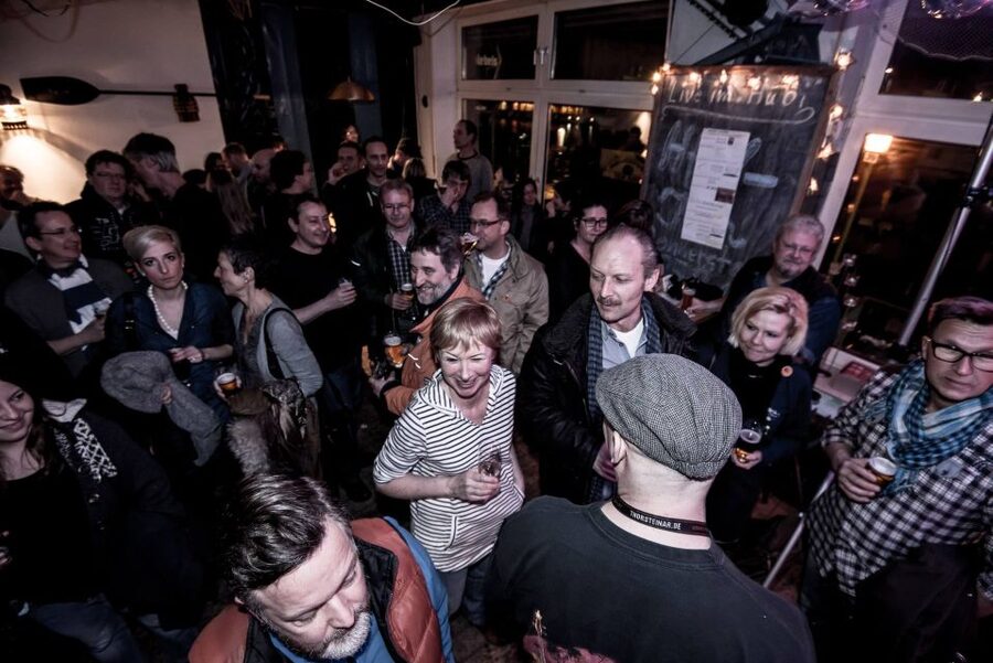 Duisburg-Ruhrot: Historic Harbor Pub Tour - Three pubs, three chances to read the room
