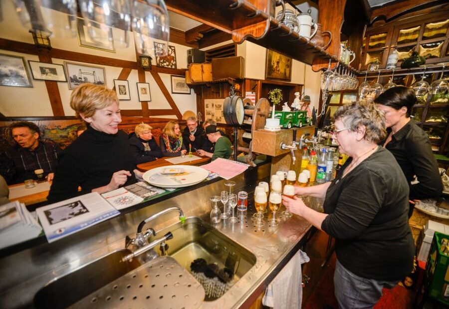 Duisburg-Ruhrot: Historic Harbor Pub Tour - What three hours feels like
