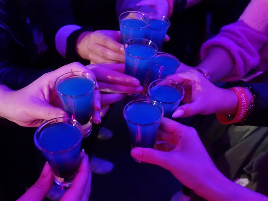 Düsseldorf: Private pub crawl with insider-guide & shots - The warm-up shot sets the pace