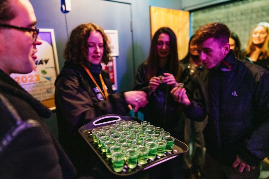 Edinburgh: 7 Bar Pub Crawl with 7 Shots & Discounts - What this Edinburgh pub crawl is really like