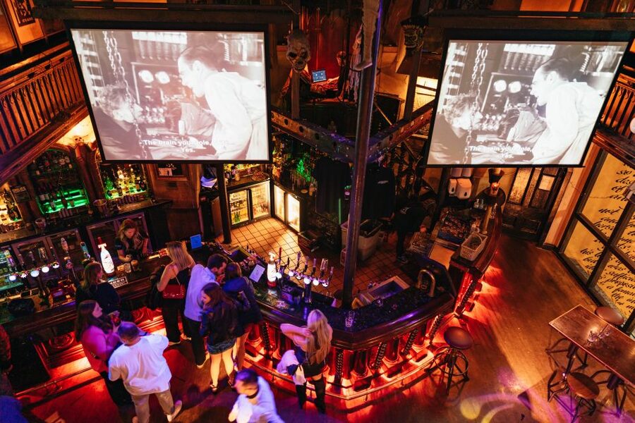 Edinburgh: 7 Bar Pub Crawl with 7 Shots & Discounts - Guides who make the group work