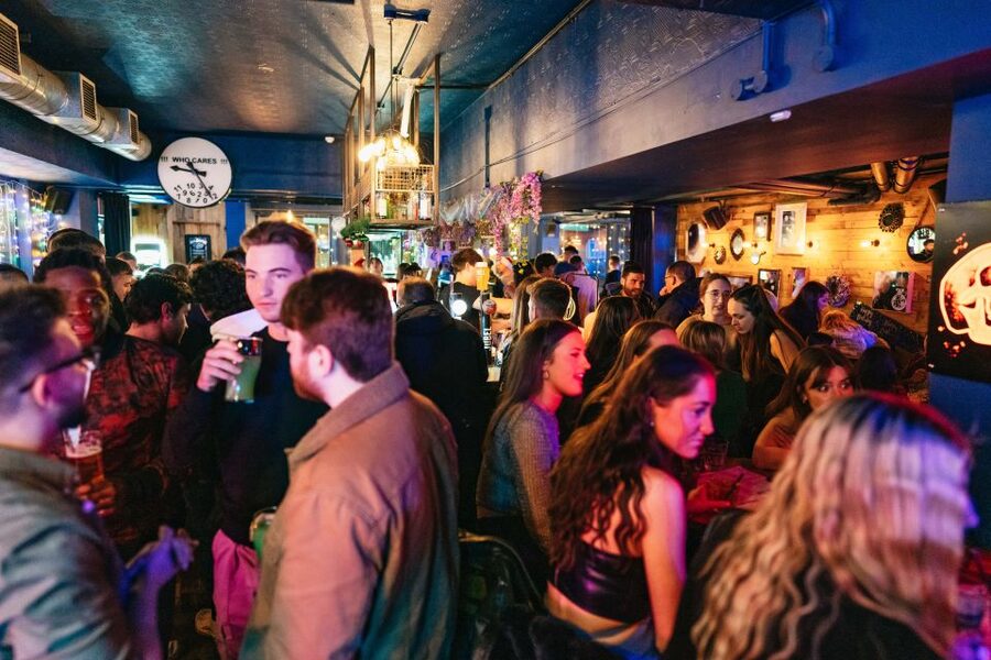 Edinburgh: 7 Bar Pub Crawl with 7 Shots & Discounts - Group size, pace, and the practical reality