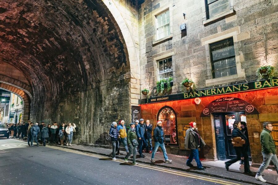 Edinburgh: 7 Bar Pub Crawl with 7 Shots & Discounts - Music, dancing, and the final club