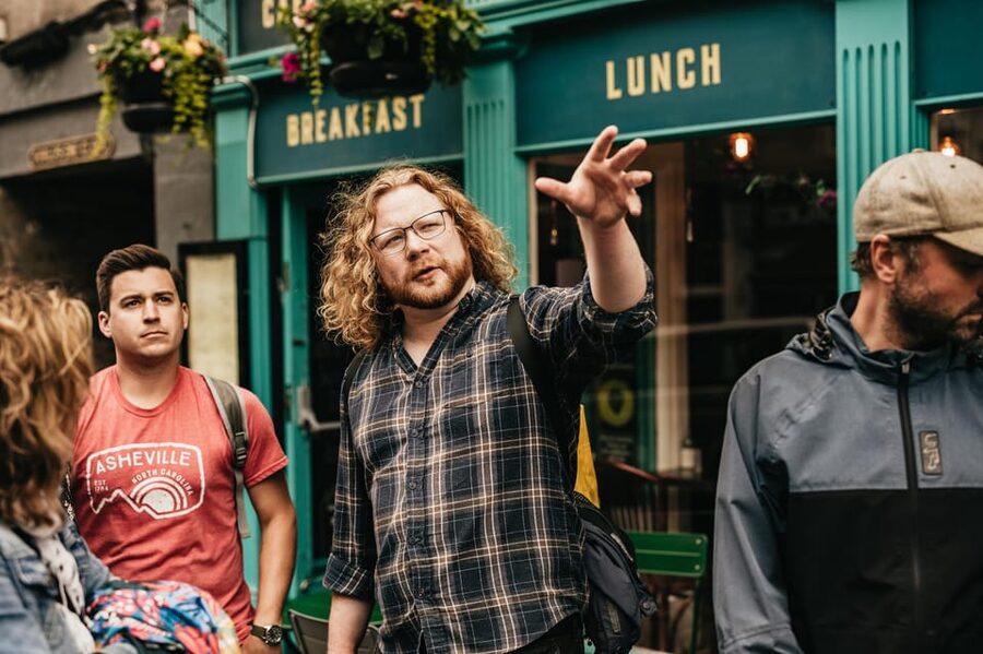 Edinburgh: Pubs and History Guided Walking Tour with Beer - Walking the Royal Mile with beer as the guide