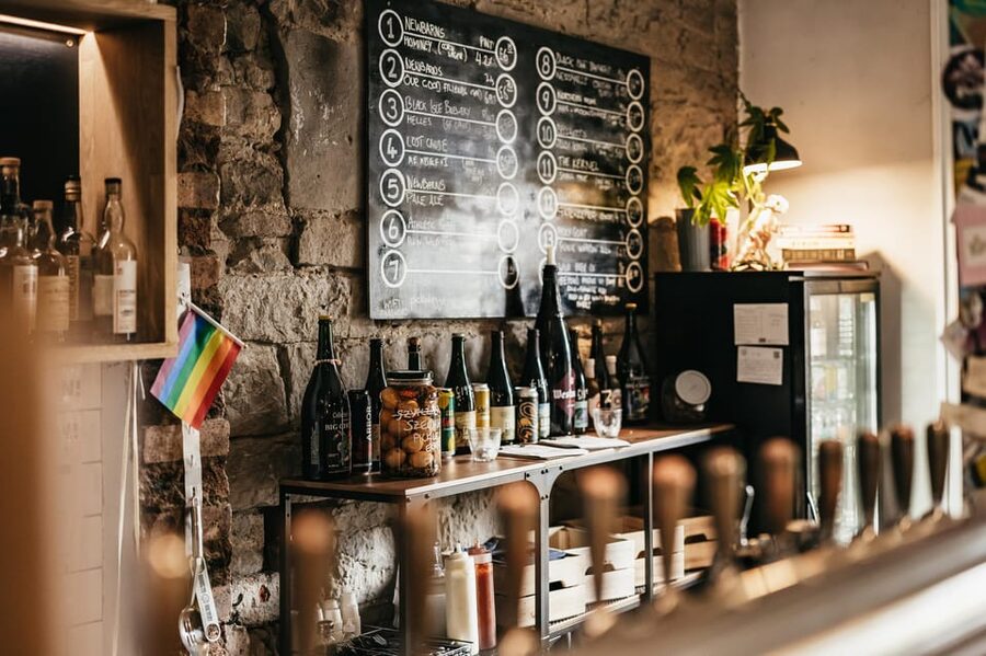 Edinburgh: Pubs and History Guided Walking Tour with Beer - The Royal Mile tasting and the move beyond the crowds