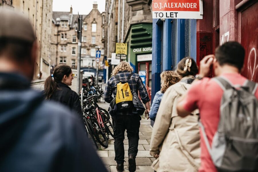 Edinburgh: Pubs and History Guided Walking Tour with Beer - The guides make the biggest difference
