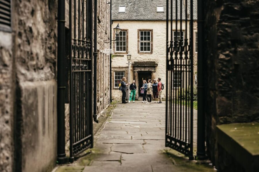 Edinburgh: Pubs and History Guided Walking Tour with Beer - Is $62 good value?