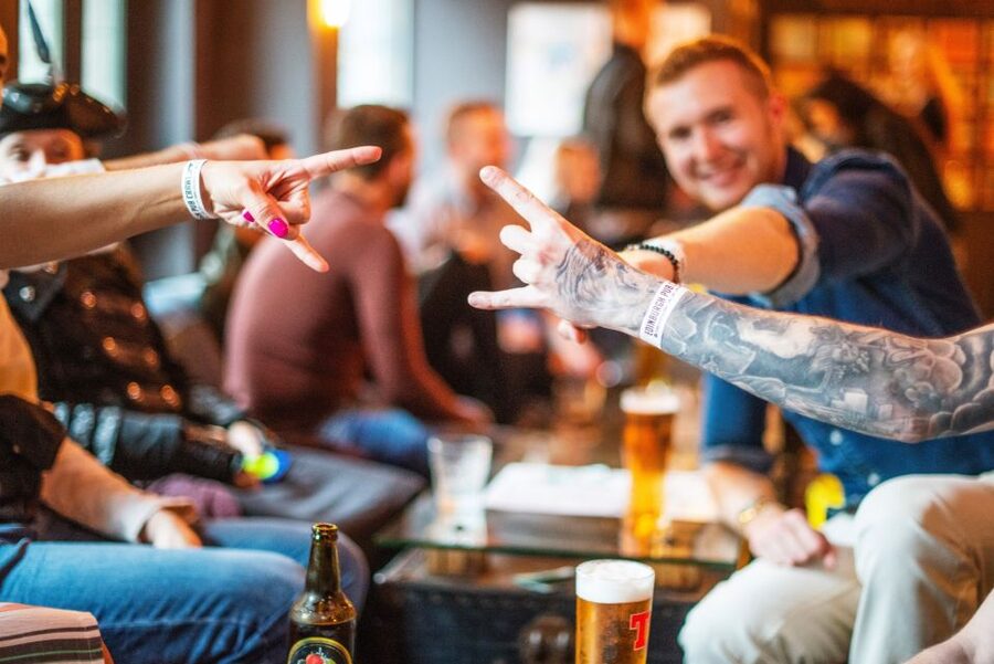 Edinburgh: The Original Pub Crawl 7 Bars 7 Shots & Discounts - The guide makes or breaks the evening