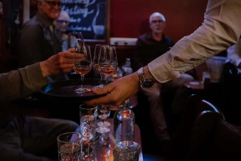 Edinburgh: Whisky Tasting and Storytelling in a Historic Pub - What the two-hour pace feels like