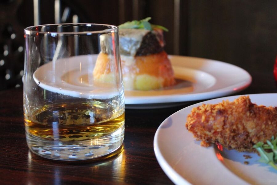 Edinburgh: Whisky Tasting in one of the oldest pubs - How much whisky knowledge will you gain?
