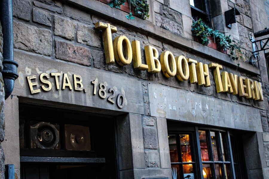 Edinburgh: Whisky Tasting in one of the oldest pubs - Why the Royal Mile location helps