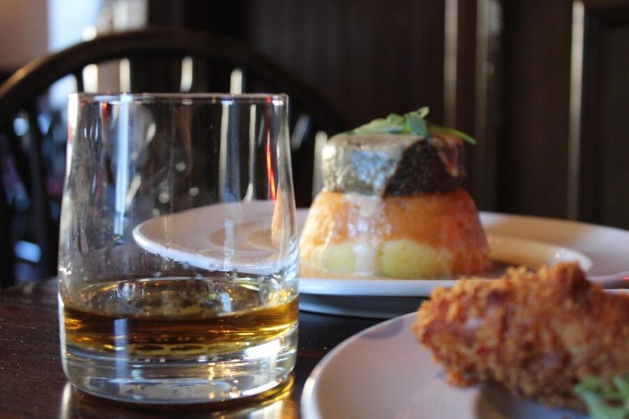 Edinburgh: Whisky Tasting in one of the oldest pubs - The three glasses and what they show you