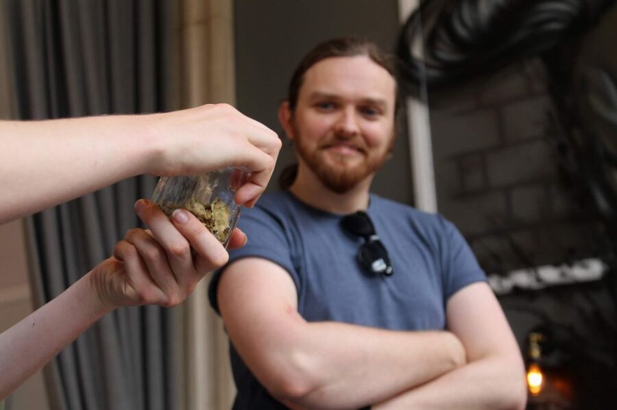 Glasgow: Pubs & History Guided Walking Tour with Beer - High Street and the first 25 minutes on foot