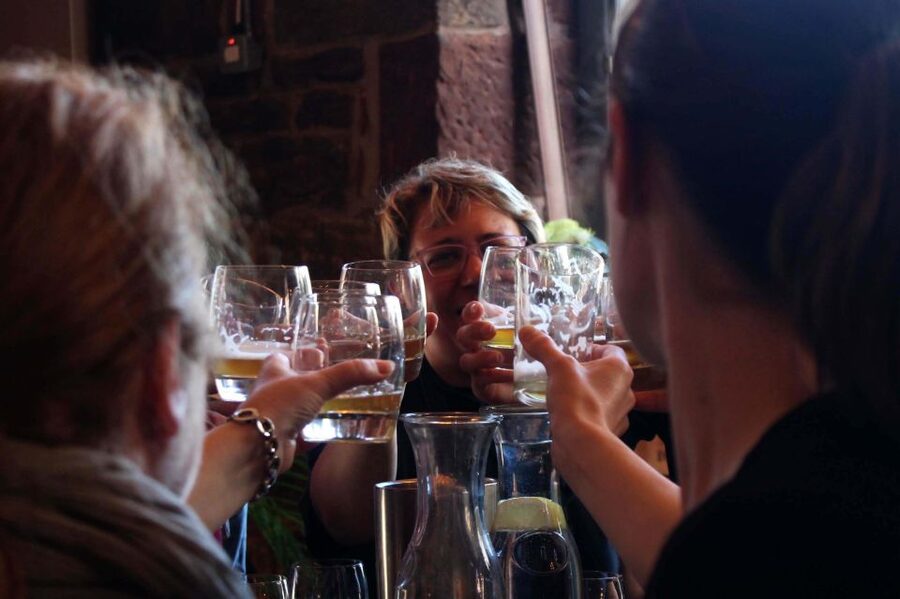 Glasgow: Pubs & History Guided Walking Tour with Beer - George Square and the final tasting