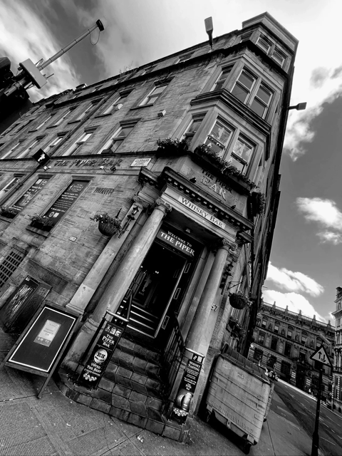Glasgow: Scottish Rogue Whisky Pub Crawl - Meeting Neil at the Teacher Building