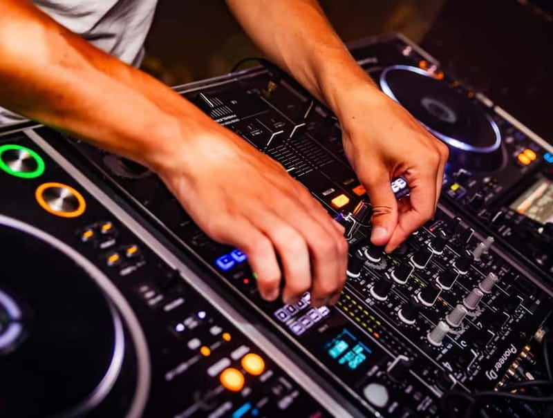 Groningen: Pub Crawl with Pub Quiz, Free Shots and Games - The social side, from solo booking to group night