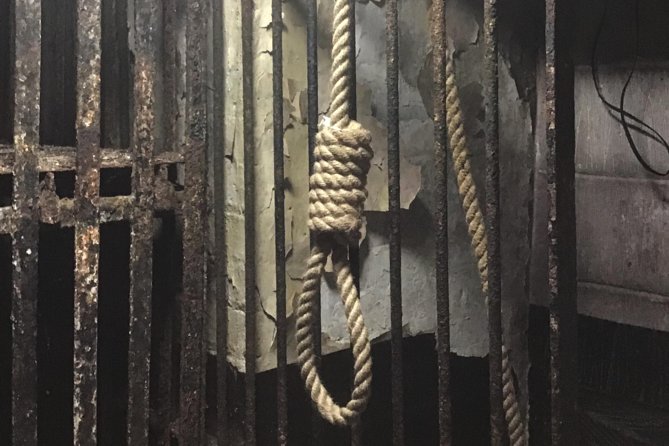 Historic London Pubs Private Walking Tour With Free Drinks! - The Viaduct Tavern and London’s darker side