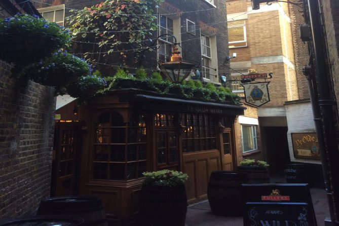Historic London Pubs Private Walking Tour With Free Drinks! - Lincoln’s Inn Fields and the road to Fleet Street