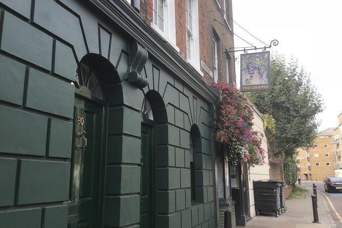 Historic walk of East Londons Wapping Docks and its famous Pubs - Narrow Street and the view from old stairs