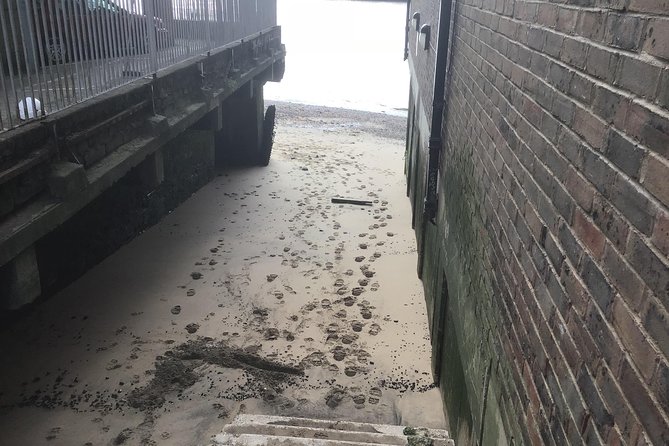 Historic walk of East Londons Wapping Docks and its famous Pubs - The Thames River Police and the darker river stories
