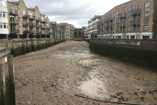 Historic walk of East Londons Wapping Docks and its famous Pubs - The Grapes and the literary side of Wapping
